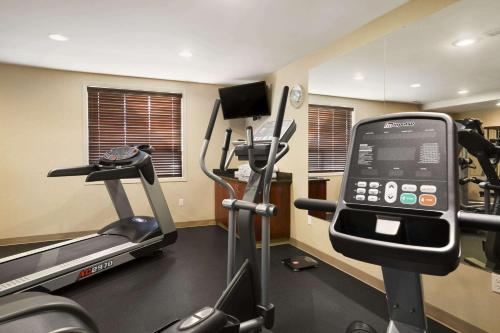 Fitness centrum a/nebo fitness zařízení v ubytování Ramada by Wyndham Edson