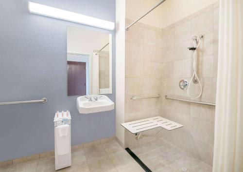 Vannas istaba naktsmītnē Microtel Inn & Suites by Wyndham Stanley