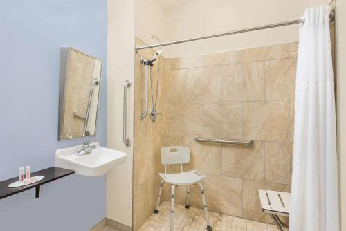 Bathroom sa Microtel Inn & Suites by Wyndham Waynesburg
