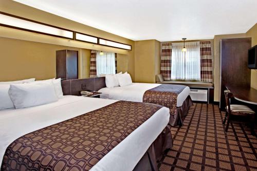Krevet ili kreveti u jedinici u objektu Microtel Inn & Suites - Cartersville