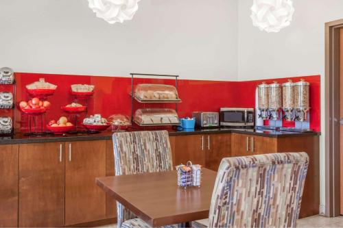 een keuken met een tafel en wat eten op het aanrecht bij Ramada by Wyndham Carlyle in Carlyle