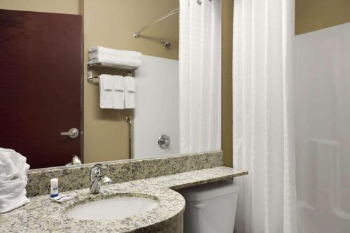 Ένα μπάνιο στο Microtel Inn and Suites Carrollton