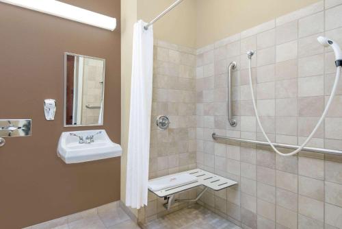 Ένα μπάνιο στο Microtel Inn & Suites