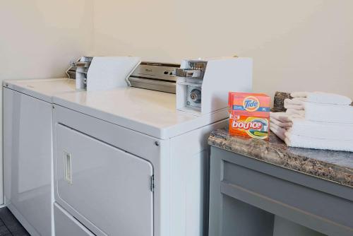 Dapur atau dapur kecil di Howard Johnson by Wyndham Lindsay