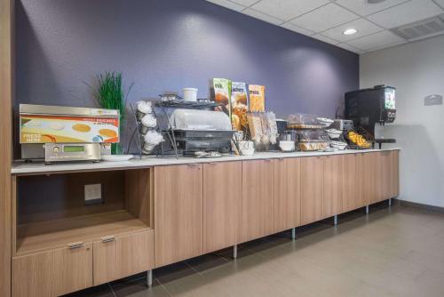 a counter in an office with a food counter sidx sidx sidx at Microtel Inn & Suites By Wyndham Moorhead Fargo Area in Moorhead