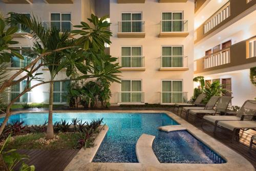 a swimming pool in the middle of a building at Wyndham Merida in M&eacute;rida