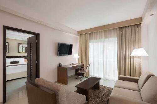 Una televisión o centro de entretenimiento en Wyndham Merida