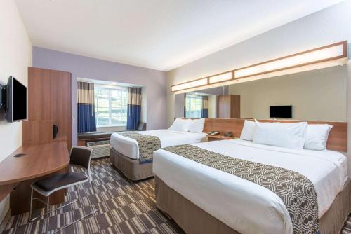 TV a/nebo společenská místnost v ubytování Microtel Inn & Suites by Wyndham Cadiz