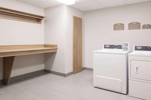 eine Waschküche mit Waschmaschine und Trockner in der Unterkunft Microtel Casselman in Casselman