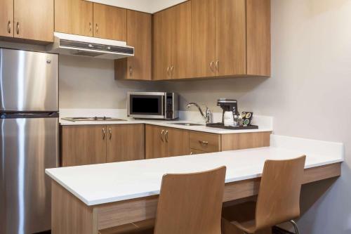 Küche/Küchenzeile in der Unterkunft Microtel Casselman