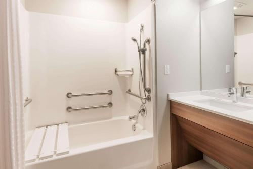 Bathroom sa Microtel Inn & Suites by Wyndham Altoona