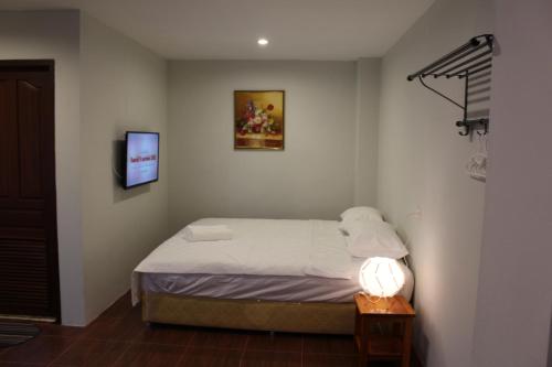 um quarto com uma cama e um candeeiro sobre uma mesa em avalon residence2 em Savannakhet