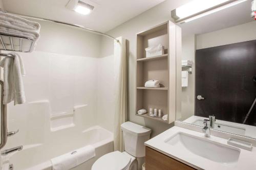 Ένα μπάνιο στο Microtel Inn & Suites by Wyndham Tioga