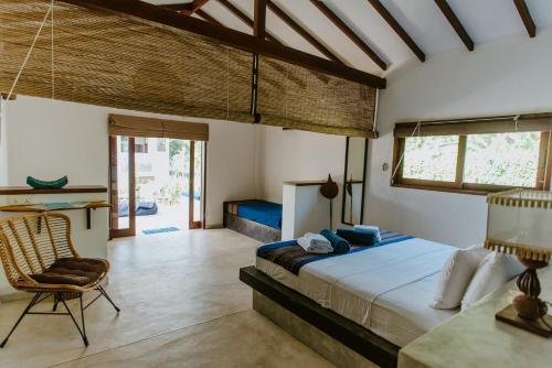 um quarto com uma cama, uma secretária e uma cadeira em Vanina Villas em Matara