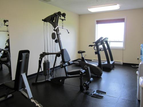 Fitness centrum a/nebo fitness zařízení v ubytování Days Inn by Wyndham Dawson Creek
