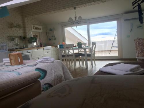 a kitchen with a bed and a dining room with a window at Chic & Beauty in Agrigento