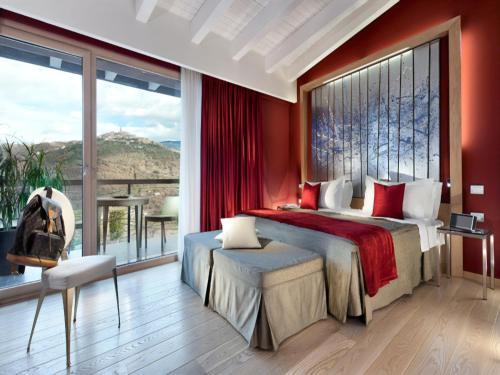 Un pat sau paturi într-o cameră la Bouganville Hill Resort & Wellness Space