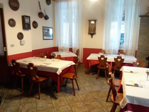 Un restaurante u otro lugar para comer en albergo ristorante coppa