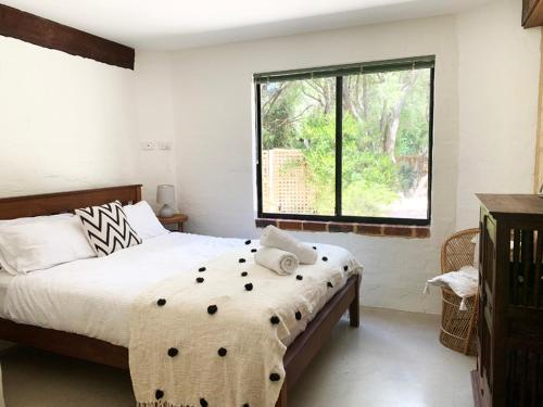 een slaapkamer met een groot bed en een raam bij By the Sea Margaret River in Gnarabup