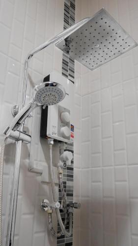 eine Dusche mit Duschkopf im Bad in der Unterkunft Kudao Rent Room in Chiang Mai