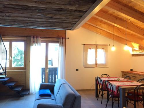 a living room with a couch and a table at Pista Stelvio Loft Lumière in Bormio