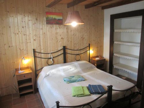 ein Schlafzimmer mit einem Bett mit zwei Handtüchern darauf in der Unterkunft Agriturismo Bonù Gabriele in Salò