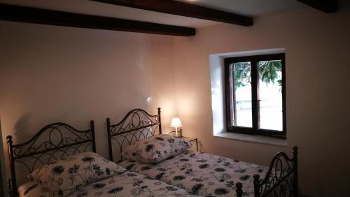 - une chambre avec un lit et une fenêtre dans l'établissement Quiet getaway house, à Sečovlje