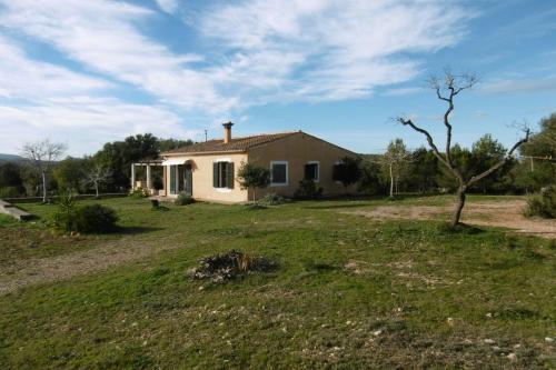 ein kleines Haus auf einem Feld mit Hof in der Unterkunft Sa Comella in Porreres