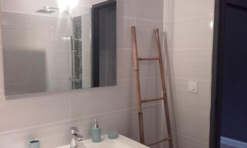 ein Bad mit einem Waschbecken und einem Spiegel in der Unterkunft Le champ neuf in Saint-Julien-des-Points