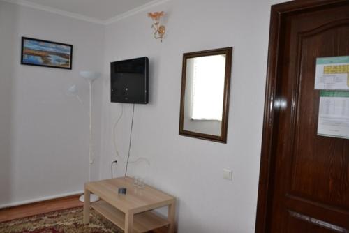 A television and/or entertainment centre at Bereke Hotel