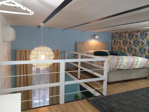 ブダペストにあるTempo Life Apartmanのベッドルーム1室(二段ベッド1組、シャンデリア付)