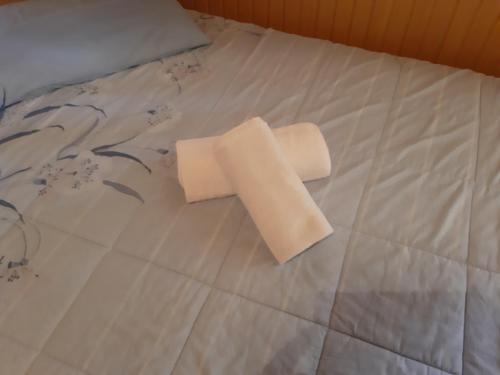 un rotolo di carta igienica poggiato sopra un letto di Jenny's house,Agiou Ioannou 103 a Artemida