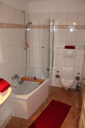 Kylpyhuone majoituspaikassa Lütte Pension