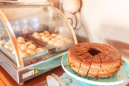 una ciambella su un piatto accanto a una torta su un tavolo di Ubatuba Ecologic Pousada a Ubatuba
