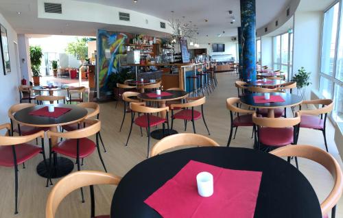 Highway Hotelにあるレストランまたは飲食店