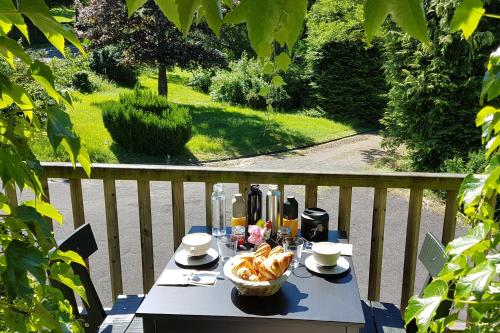 une table avec un bol de nourriture sur un balcon dans l'établissement Domaine des Pêcheries, à Montel-de-Gelat