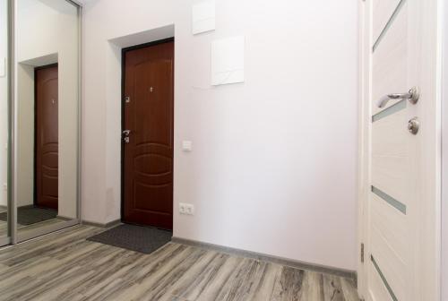 um corredor vazio com duas portas e um espelho em Apartment na per Rakhmaninova 45 em Sochi