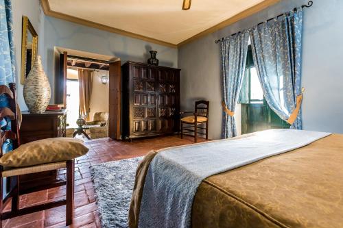 Postel nebo postele na pokoji v ubytování Hacienda El Santiscal Adults Only