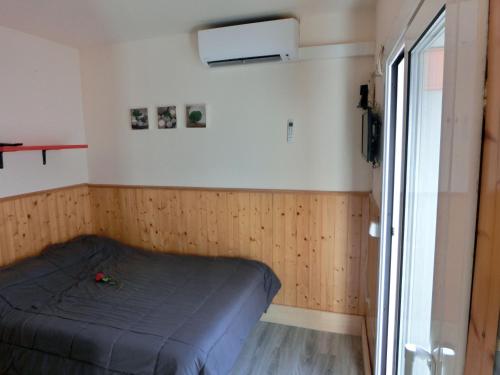 a small bedroom with a bed and a window at Rosesapparts Estudios & Parking in Roses