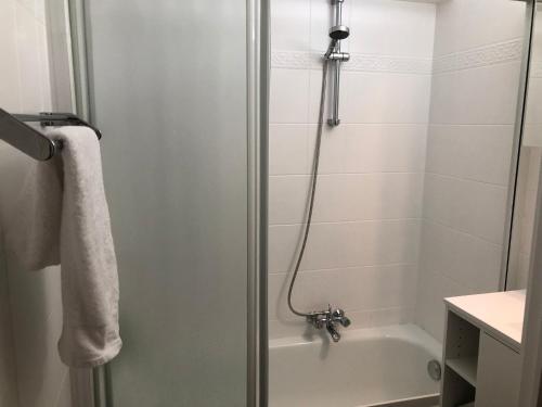 a bathroom with a shower with a tub and a sink at New Port apartment in Nieuwpoort