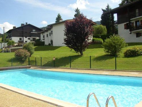 una gran piscina frente a una casa en L'Onyx - Domaine de Nant Cruy en Sallanches