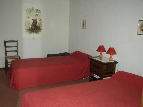 Zimmer mit 2 Betten und einem Tisch mit 2 Lampen in der Unterkunft L'Onyx - Domaine de Nant Cruy in Sallanches