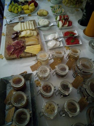 een tafel met kaas en andere voedingsmiddelen erop bij Casa do Eido - sustainable living & nature experiences Gerês in Geres