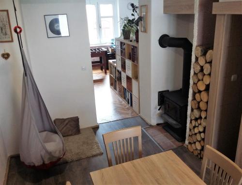 ein Wohnzimmer mit einem Tisch und einem Kamin in der Unterkunft KOUSEK DO PŘÍRODY I DO CENTRA in Písek