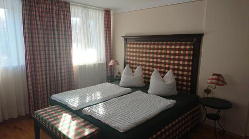 sypialnia z 2 łóżkami i oknem w obiekcie Altenberger Stadtvilla w Dreźnie