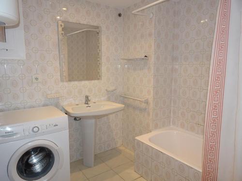 a bathroom with a washing machine and a sink at BONAIRE - PRIMERA LÍNEA DE PLAYA in Playa de Gandia
