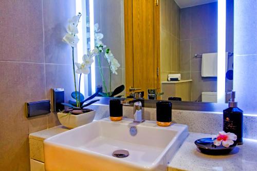 Et badeværelse på Oceanstone by Holy Cow, 2-BR, 60 m2, tree view