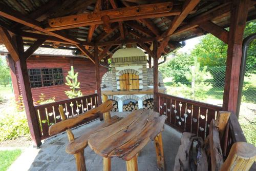 - un banc en bois installé sur la terrasse couverte d'un pavillon dans l'établissement Villa Larus, à Palić