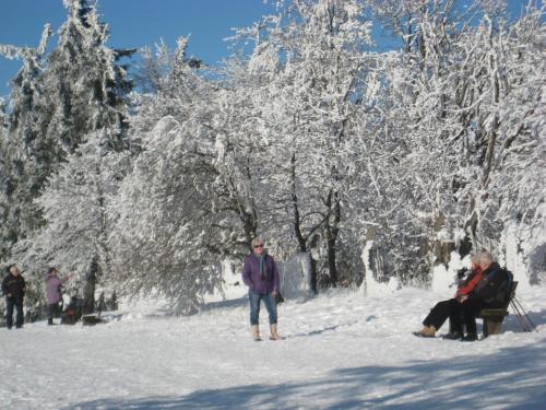 a group of people standing in the snow at Ferienwohnung Karin in Schotten