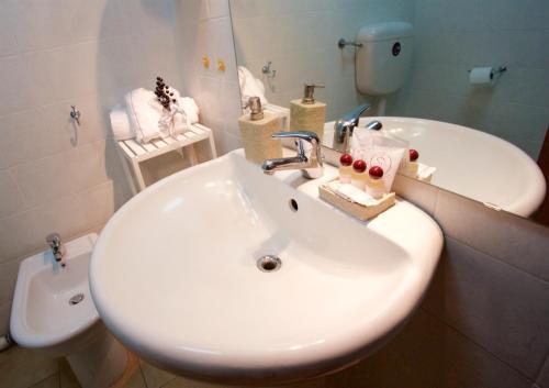 bagno con lavandino bianco e servizi igienici di MetròNapoli a Napoli